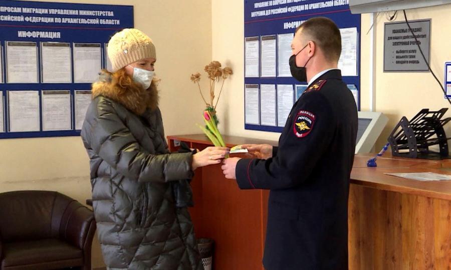 Поздравления с 8 марта получили посетительницы Управления по вопросам миграции Архангельской области