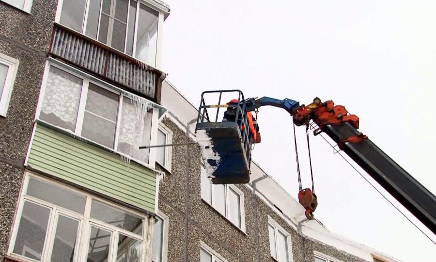 Управляющие компании Коряжмы приступили к уборке снега и наледи с крыш многоэтажных домов