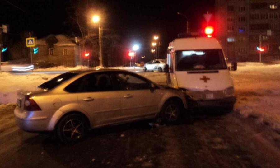 В Архангельске в ДТП с участием двух машин такси и автомобиля «Скорой помощи» пострадали пять человек
