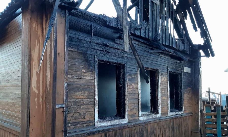 Жителю Сольвычегодска предъявлено обвинение в истязании сына и гибели двух детей при пожаре