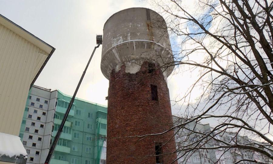 На проспекте Новгородский начали сносить скандально известную водонапорную башню