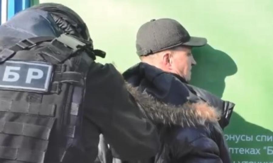 54-летнему Александру Колодешникову предъявлено обвинение в захвате заложника и незаконном ношении, хранении и переделке огнестрельного оружия