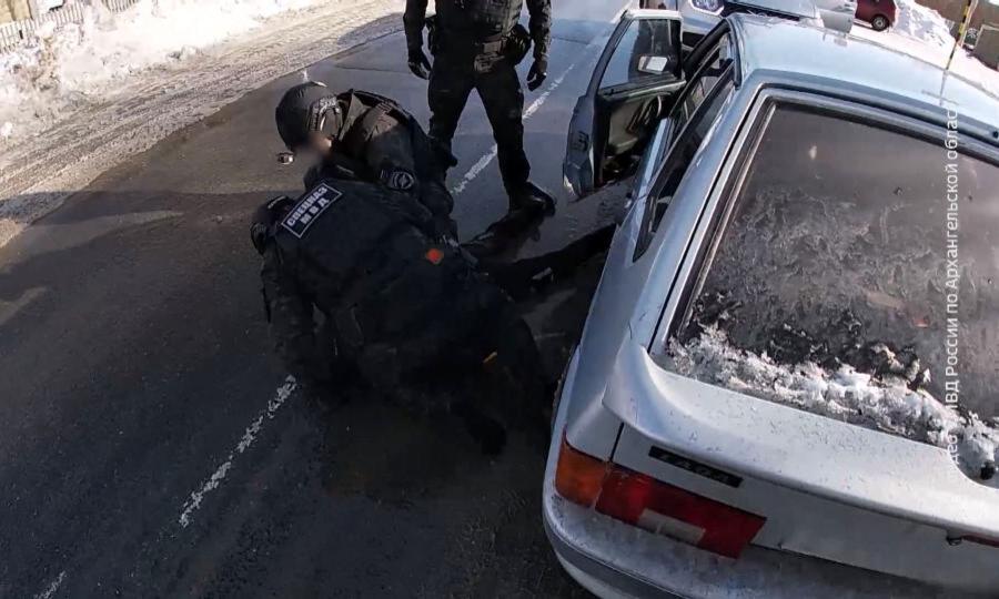В Каргопольском районе сотрудники полиции задержали автомобиль с наркопреступниками-рецидивистами