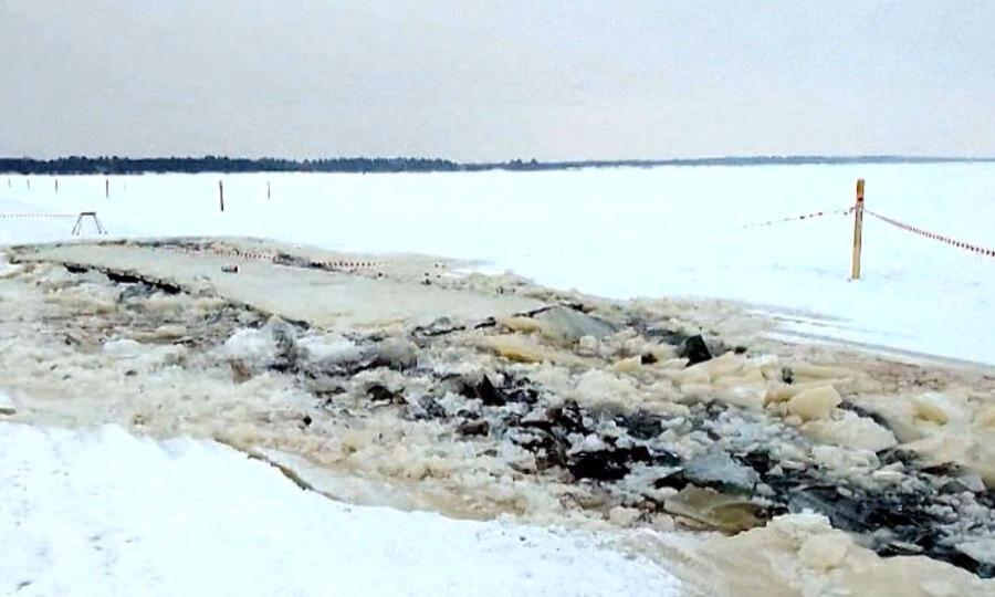 В Котласе начали операцию по вызволению из-подо льда КАМАЗа, который провалился туда ещё в начале года