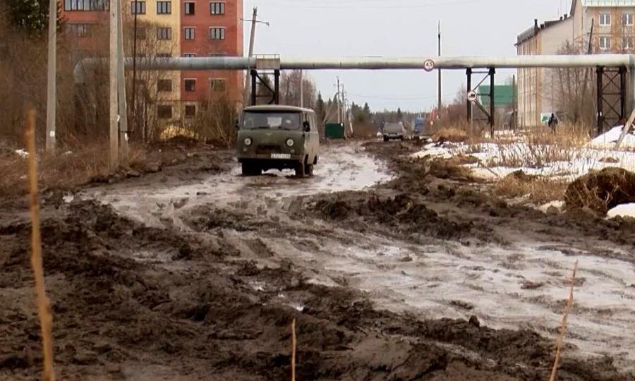 С приходом весны дорога на улице Ушинского в Котласе превратилась в полосу препятствий