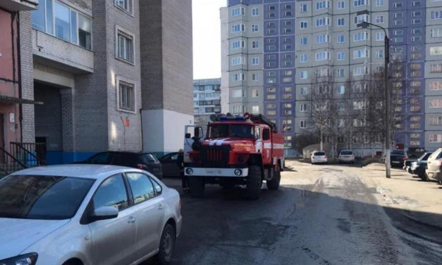 В Северодвинске в квартире жилого дома предположительно взорвались боеприпасы для охотничьего оружия — пострадали два человека
