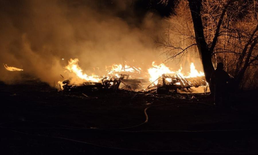 Больше двух часов тушили пожар на частной пилораме в Котласе сегодня ночью