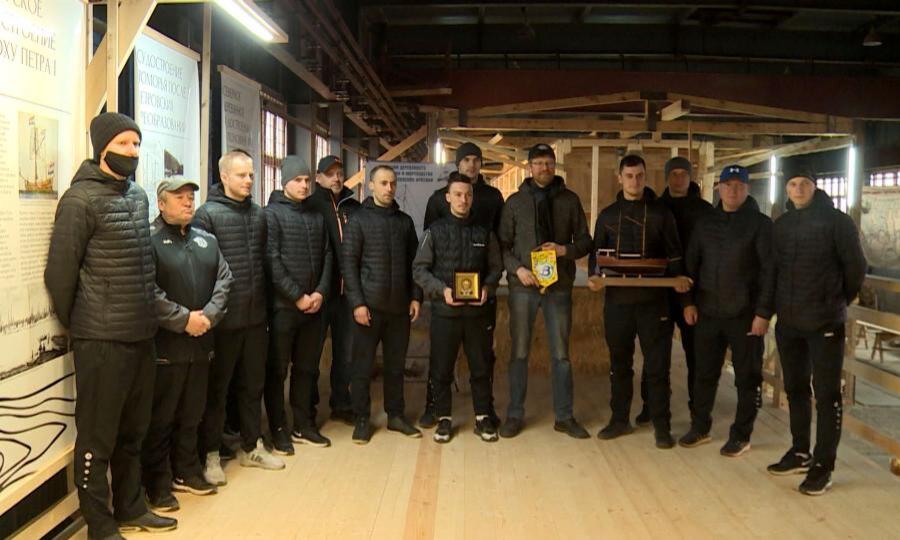 Архангельская хоккейная команда «Водник» посетила судоверфь, на которой идет строительство традиционного поморского коча