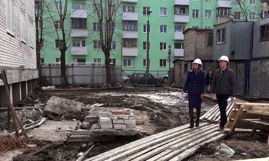 Прокуратура Северодвинска проверила строительство будущего социального дома на Комсомольской улице