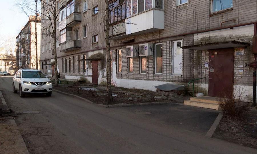 Жители одного из дворов Архангельска с трудом добились ремонта дороги