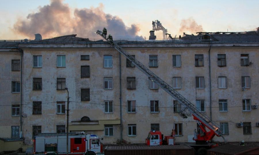 В Архангельске сгорела крыша в общежитии на ул. Гагарина
