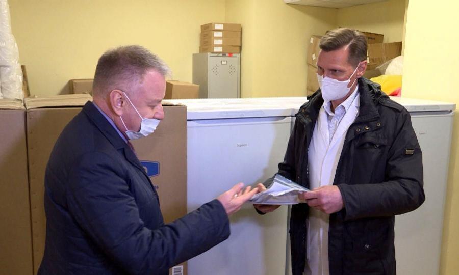 Архангельской областной больнице подарили десять новых холодильников