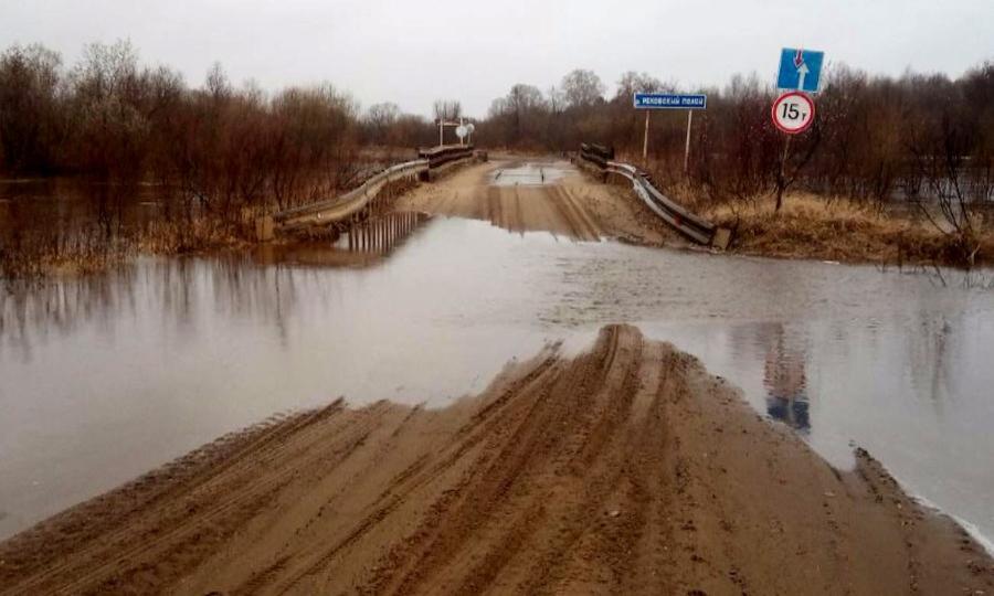 Из-за паводка 8 участков региональных дорог остаются непроезжими