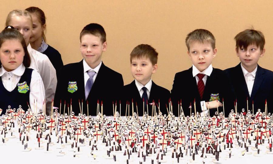 Во второй школе Новодвинска открыли выставку посвящённую Александру Невскому