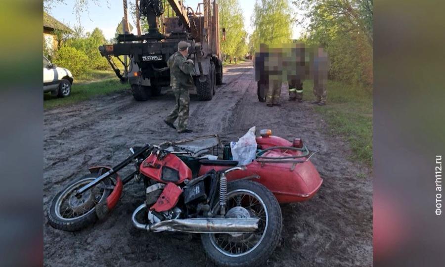 В Сольвычегодске мотоциклист врезался в лесовоз