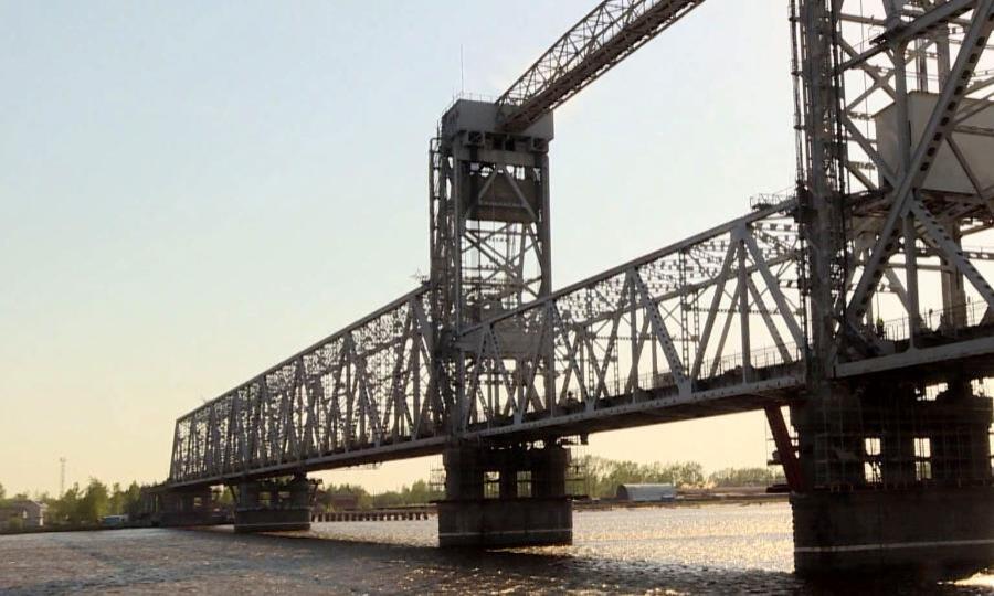 Железнодорожный мост в Архангельске закрывают для движения автомобилей