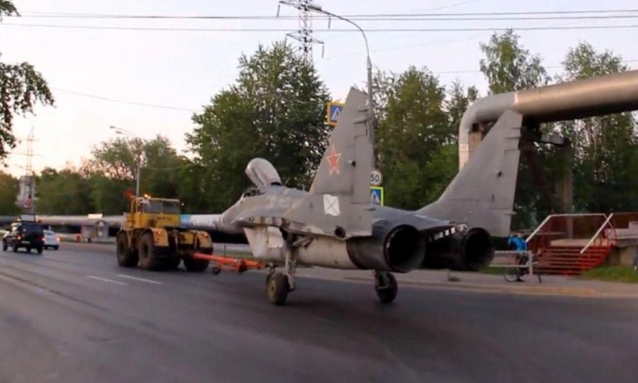 По улицам Северодвинска сегодня ночью проехал истребитель Миг-29