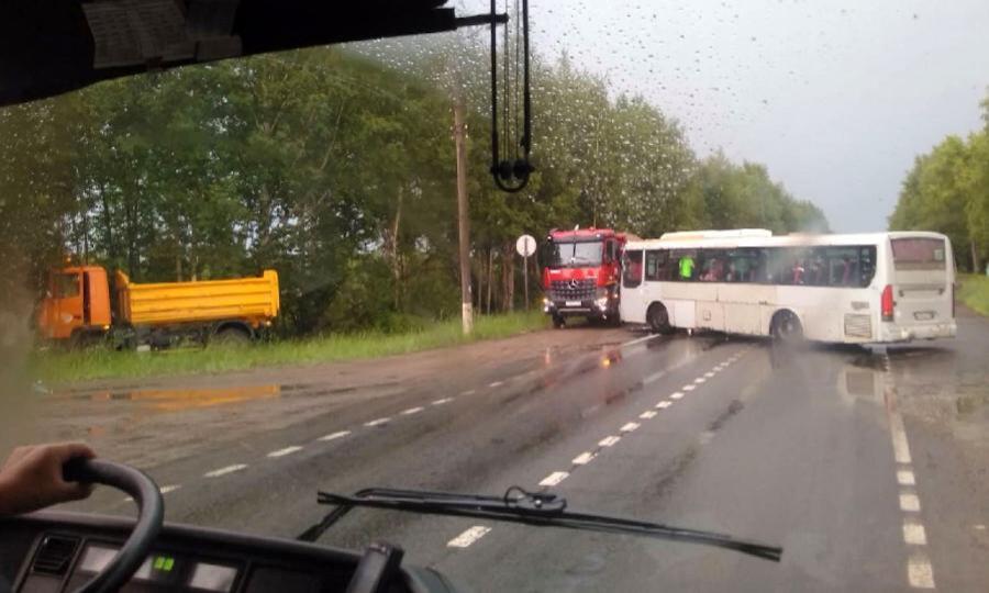 На въезде в Северодвинск произошла авария с участием пассажирского автобуса