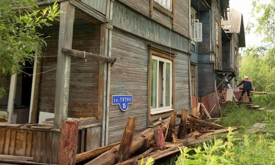 В Архангельске со свай сошла 90-летняя «деревяшка» — без крыши над головой остались 9 семей — но власти города отказывались признавать дом аварийным