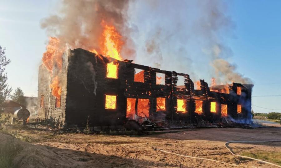 В деревне Лая сгорел деревянный двухэтажный дом, в котором располагались контора подсобного хозяйства, магазин и жилые квартиры