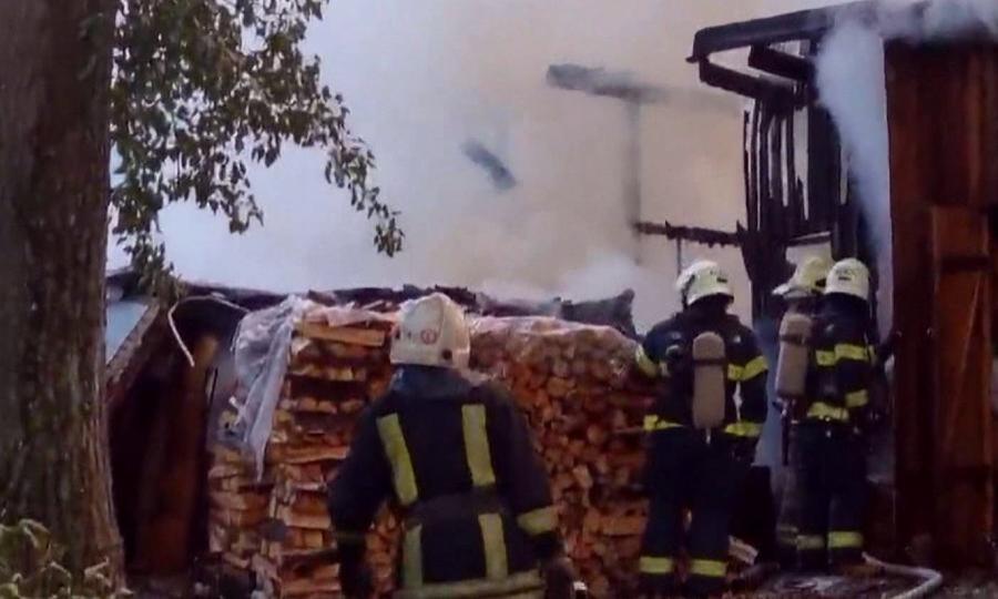 Ночной пожар в Архангельске угрожал жилым домам