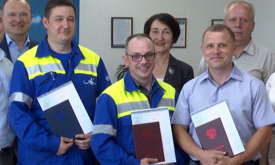 Сегодня на Архангельском ЦБК троим сотрудникам вручили дипломы о завершении учёбы в магистратуре
