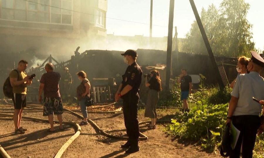 В центре Архангельска сегодня пришлось эвакуировать жителей деревянного дома