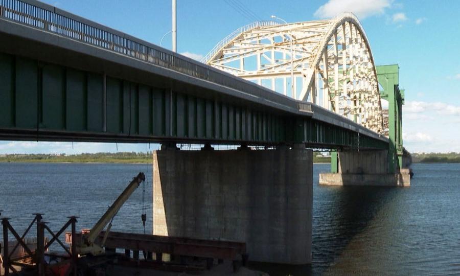На Краснофлотскому мосту в Архангельске полным ходом идут ремонтные работы