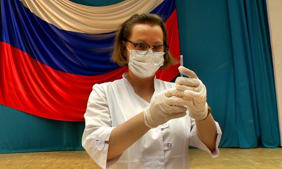 Как минимум 350 муниципальных служащих, а ещё воспитатели детских садов и учителя Архангельска смогут сделать прививку от коронавируса