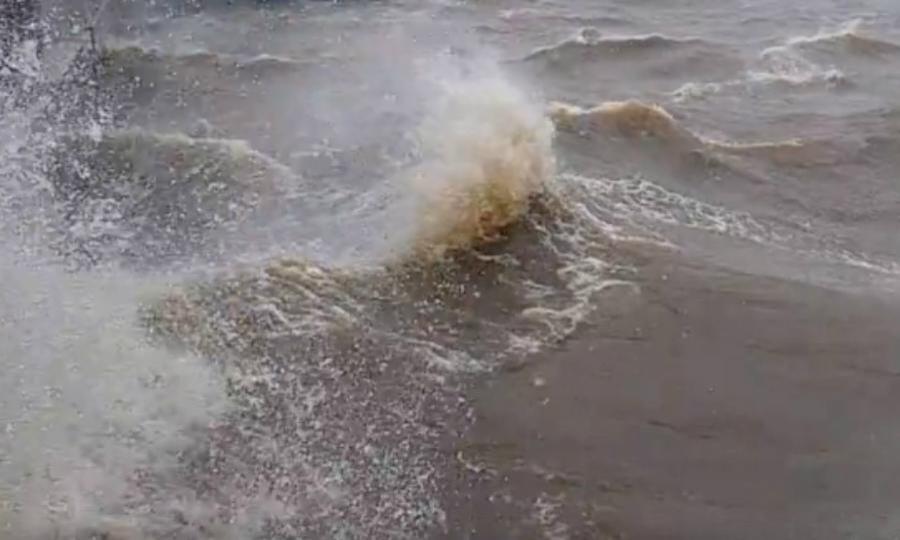 В Мезенском районе в шторм перевернулась лодка с рыбаками — один человек погиб, один пропал без вести