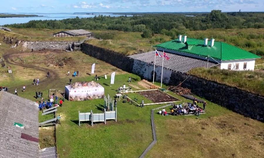 Около 140 волонтёров приехали на архангельский остров Бревенник чтобы очистить территорию Новодвинской крепости