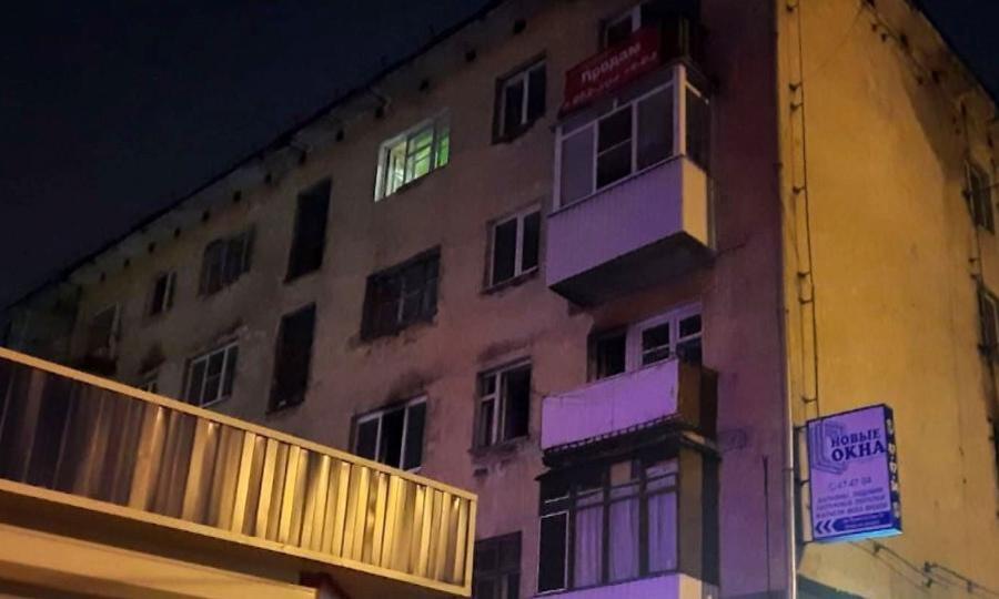 Сегодня ночью горел пятиэтажный жилой дом на проспекте Ломоносова в Архангельске