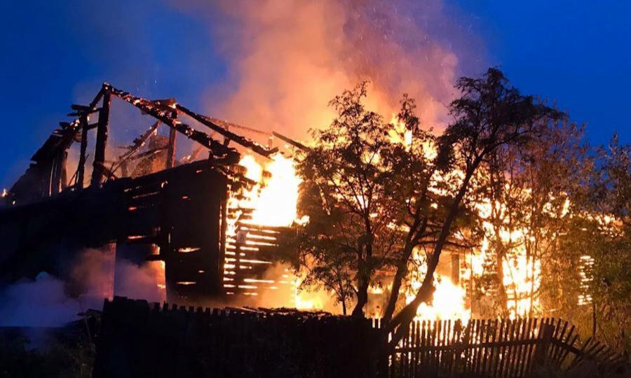 Ночной пожар уничтожил четырёхквартирный деревянный дом в Няндоме