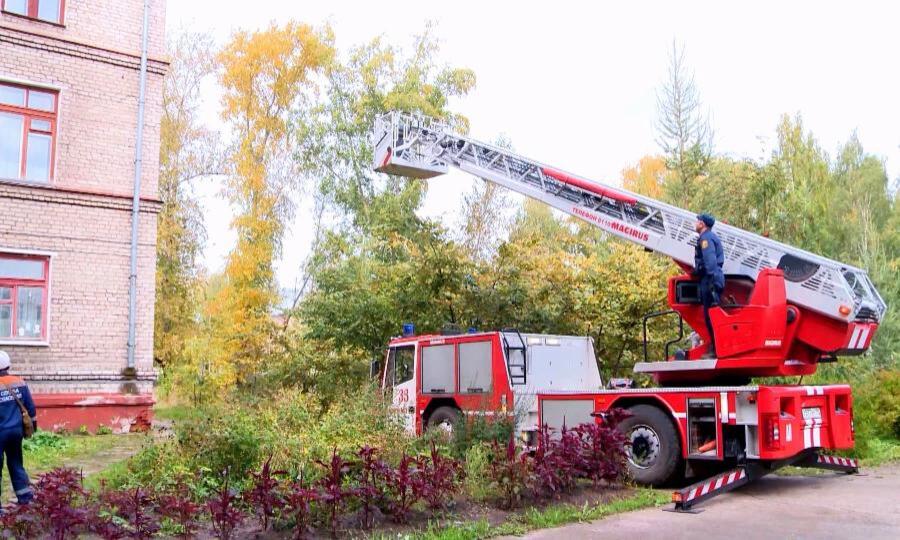 В третьей школе Коряжмы прошли пожарно-тактические учения спасателей