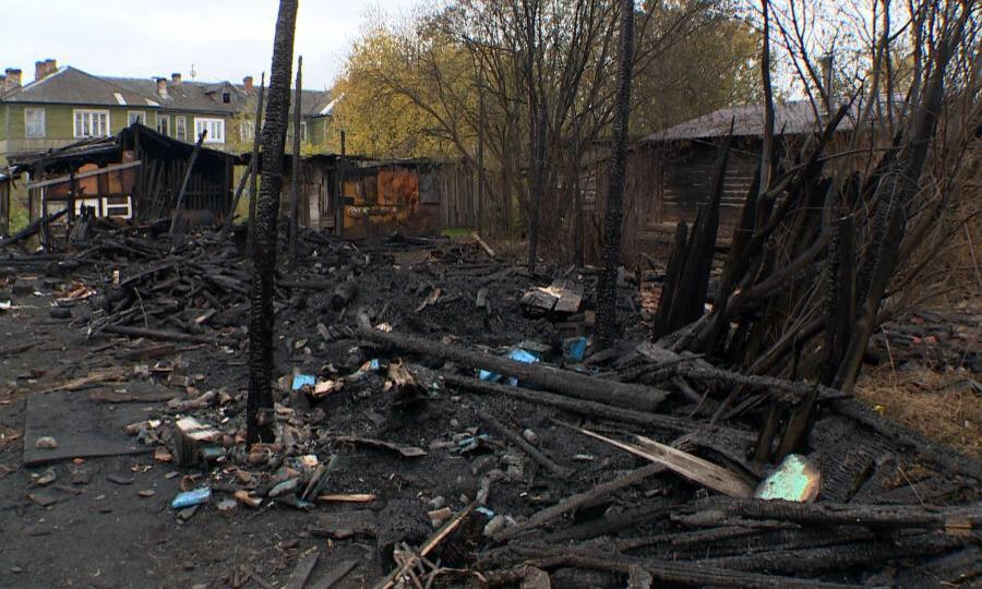 Жители трёх многоквартирных деревянных домов на острове Краснофлотский в Архангельске остались без заготовленных на зиму дров