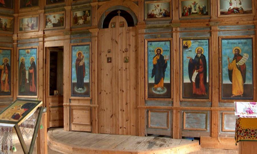 На Каргополье в храме преподобного Александра Свирского установили необычный иконостас