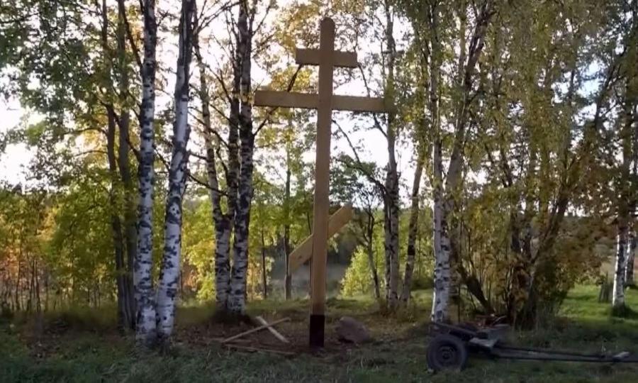 Шестиметровый лиственничный крест установил в Мезени местный житель