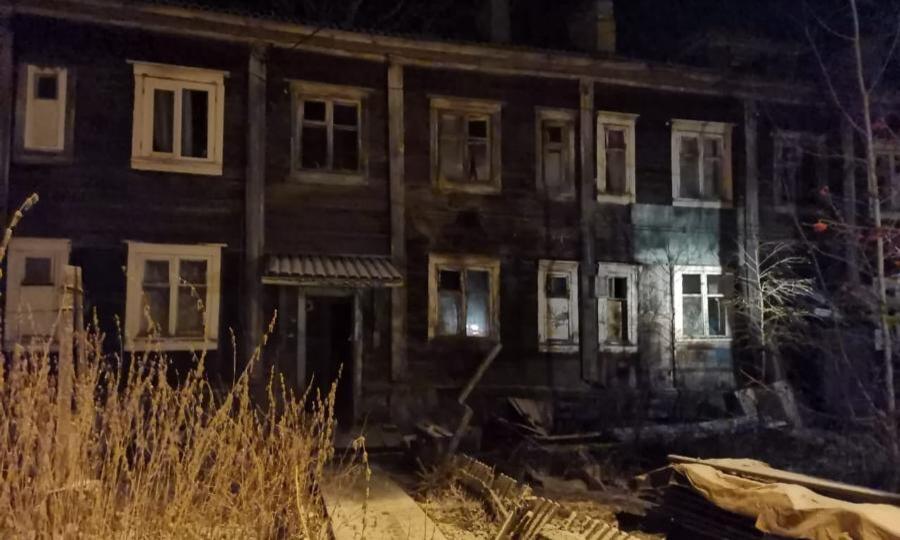 Три человека погибли в пожаре на острове Бревенник в Архангельске