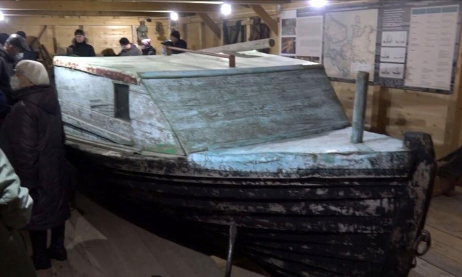 Настоящий поморский карбас представили в Мезенском историко-краеведческом музее