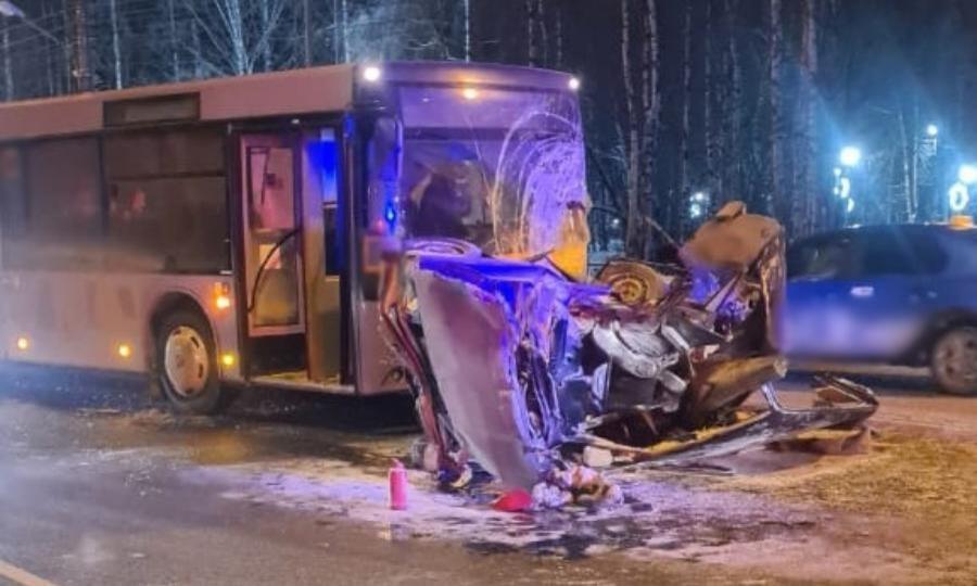 В столкновении пяти автомобилей и автобуса на Ленинградском проспекте в Архангельске погиб человек, четверо пострадали